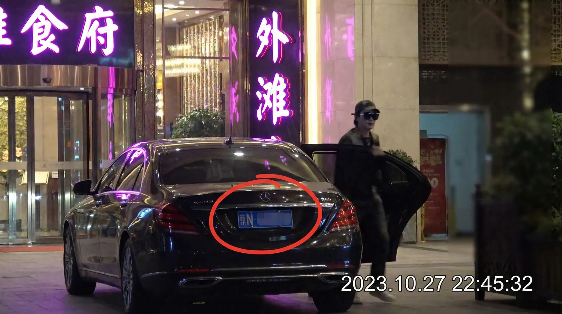 黑料不打样 - 豪车餐厅外偷拍